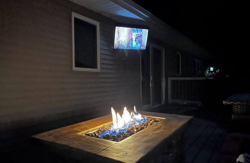 Douglas County House | Spacious 5BR Getaway, Hot Tub + Cozy Vibes All Year Round