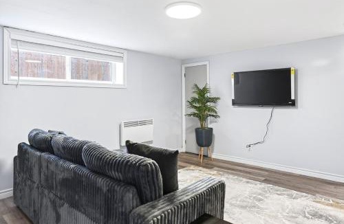 Fredericton House | Spacious 5BR Home 2 Kitchens Sleeps 10 Near UNB