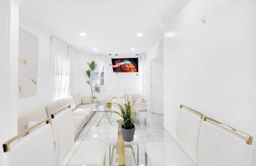 Bryn Mawr House | Spacious 5BR Home Free Parking Easy Access to NYC