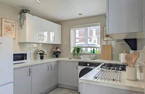 Liverpool House | Spacious 5BR home on Marmaduke Street with 2 bathrooms, full kitchen, bright dining area, and private garden. Free on-site parking. Close to city centre, Anfield Stadium, and major attractions—ideal for families, groups, or business stays.