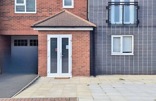 Liverpool House | Spacious 5BR home on Marmaduke Street with 2 bathrooms, full kitchen, bright dining area, and private garden. Free on-site parking. Close to city centre, Anfield Stadium, and major attractions—ideal for families, groups, or business stays.