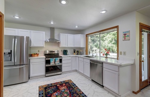 Des Moines House | Spacious 5BR Home | Sleeps 14 | Perfect for Groups & Extended Stays