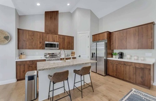 Williams House | Spacious 5BR Home with Studio & Hot Tub