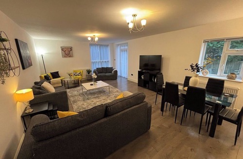 Ely House | Spacious 5BR house close to Ely