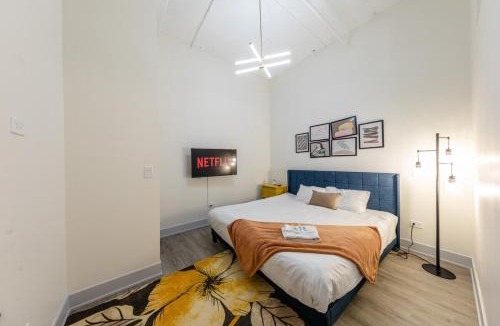 Near South Side Apartment | Spacious 5BR Luxury Suite Perfect for Groups with Gym Access and Optional Parking Near McCormick Place, Grant Park and Soldier Field