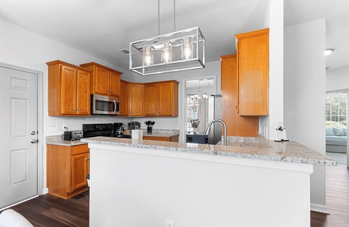 Warner Robins House | Spacious 5BR Retreat Sleeps 14 Huge Yard!