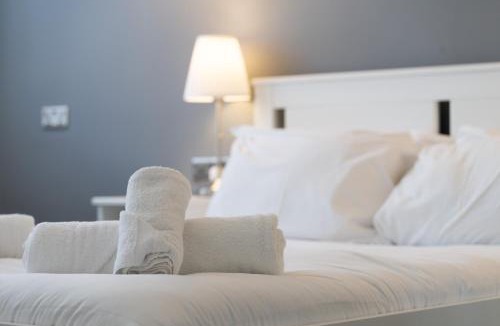 Peterborough House | Spacious 5BR, Sleeps 10 Guests in City Centre