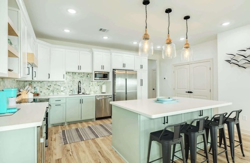 Surfside Beach House | Spacious 5BR Surfside Beach House with Sea Views
