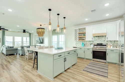Surfside Beach House | Spacious 5BR Surfside Beach House with Sea Views