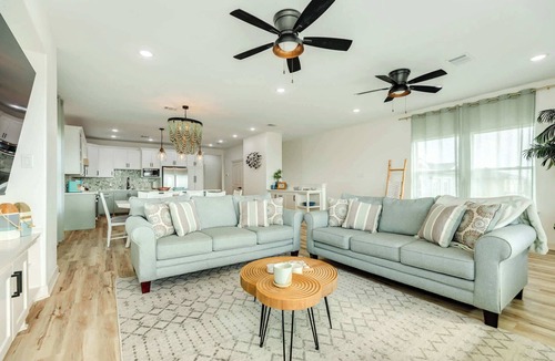 Surfside Beach House | Spacious 5BR Surfside Beach House with Sea Views