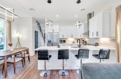 Tulane - Gravier House | Spacious 5BR w fire pit, balcony & backyard oasis