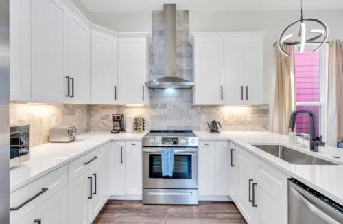 Tulane - Gravier House | Spacious 5BR w fire pit, balcony & backyard oasis