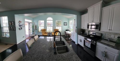 Bennsville House | Spacious 5BR w/parking near DC Sleeps 12