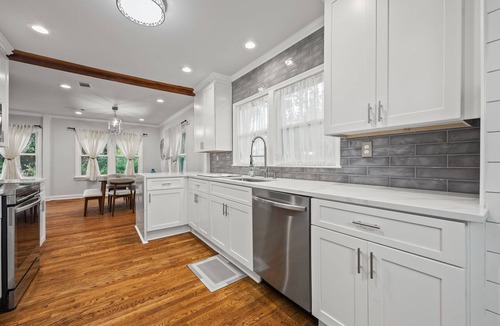 Church Street House | Spacious 5BR Yard Access Grant Park - Holiday Home