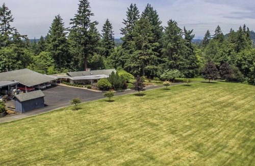 Pleasant Valley House | SPACIOUS 6 ACRE MID CENTURY FAMILY REUNION RANCH IN PORTLAND
