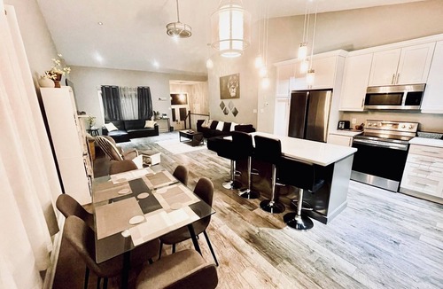 Port McNicoll House | Spacious 6-bdrm luxury, modern house with lake view in cottage country, Ontario