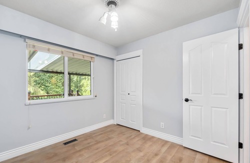 Langley House | Spacious 6-Bedroom Home in Salmon River
