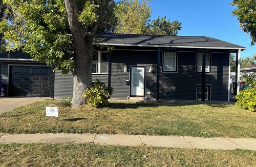 Cedar Rapids House | Spacious 6 bed 5 bedroom house 2.5 Bath close to I380 minutes to Marion. Wi-Fi