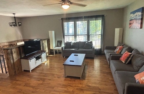 Cedar Rapids House | Spacious 6 Bed House, Wifi, TVs in all rooms. Jetted Tub, 2.5 Bath Close to I380