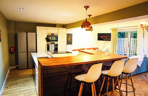 Staple Hill House | Spacious 6 Bed House, 10 Minutes from Centre with Parking, Ideal for Contractors