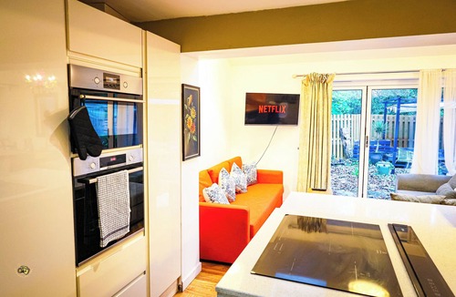 Staple Hill House | Spacious 6 Bed House, 10 Minutes from Centre with Parking, Ideal for Contractors