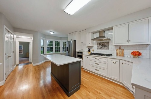 Jackson House | Spacious 6- Bedroom Beautifully Updated Farmhouse Convenient Private Yard Arcade