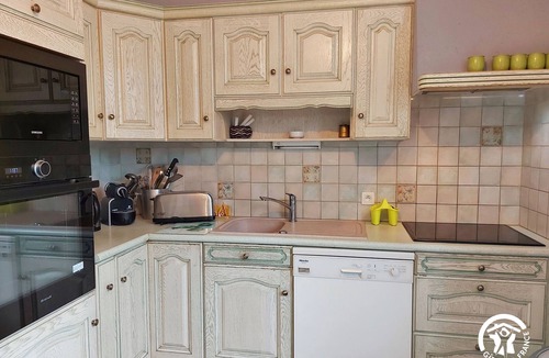 Carelles Cottage | Spacious 6-Bedroom Cottage with Fishing Pond, Games & Garden - Sleeps 12-15