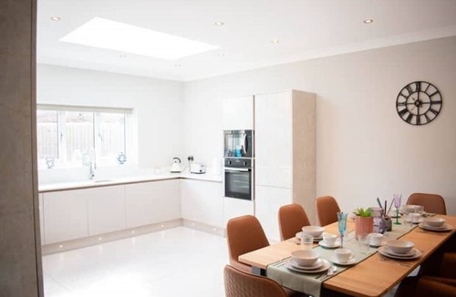 Stonnall House | Spacious 6 bedroom home, Sleeps 11, Close to BHX & Motorways, LONGER TERM STAYS