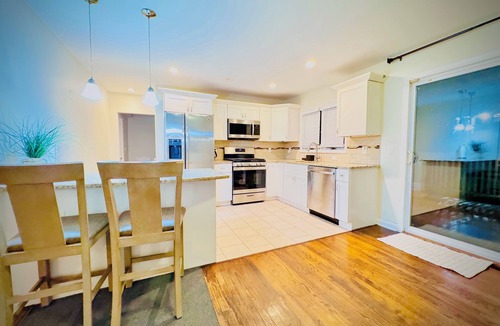 Edison House | Spacious 6-bedroom house in Edison near TopGolf & Supercharge with AC, WiFi