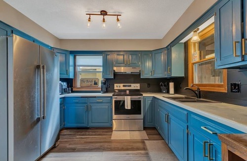 Willmar House | Spacious 6-bedroom lake home with an indoor pool, hot tub, and sauna.