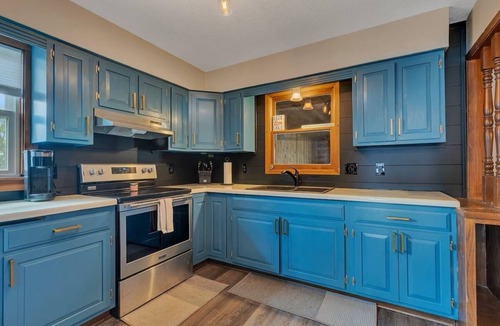 Willmar House | Spacious 6-bedroom lake home with an indoor pool, hot tub, and sauna.