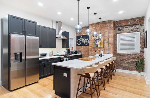 Bloomfield House | Spacious 6-Bedroom Retreat Near Pitt, CMU & Downtown Pittsburgh