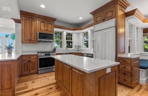 Edgewater House | Spacious 6-Bedroom Waterfront Retreat