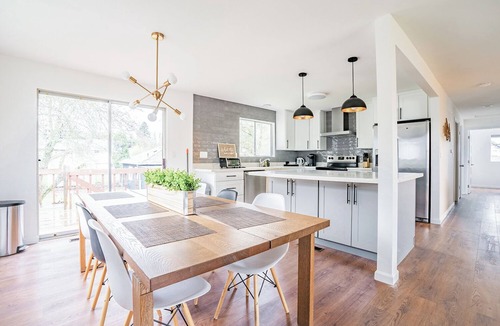 South Beacon Hill House | Spacious 6-BR Farmhouse near Downtown