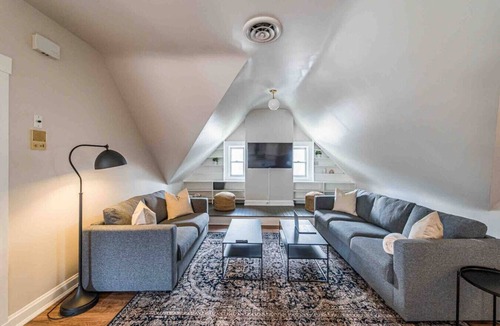 Clifton House | Spacious 6-BR Home-10 Mins to DT
