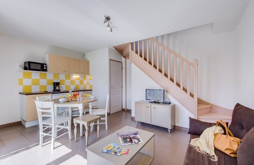 Colombiers House | Spacious 6-Person Family House