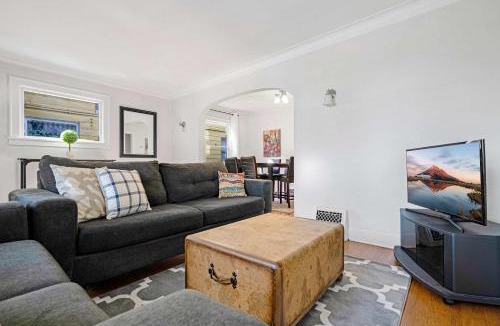 Stevens House | Spacious 6B6B duplex in Seattle