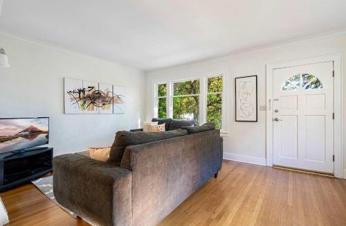 Stevens House | Spacious 6B6B duplex in Seattle