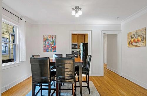 Stevens House | Spacious 6B6B duplex in Seattle