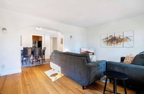 Stevens Condo | Spacious 6B6B duplex in Seattle
