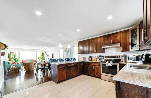 Jasper Place House | Spacious 6BDR Oasis - Sleeps 17 - Garage - Fireplace