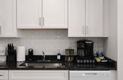 Kingman Park Hotel | Spacious 6BedroomHome+GarageParking+H StCorridorDC