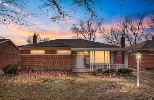 Redford House | Spacious 6BR/2BA Family Retreat in Detroit