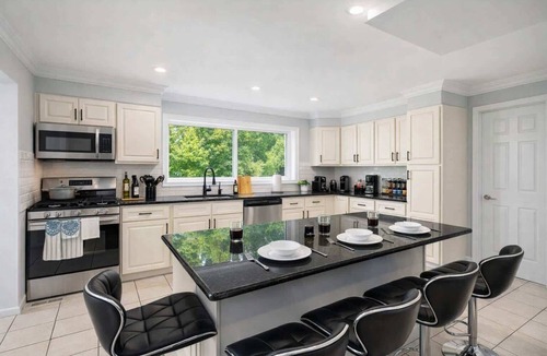 White Plains House | Spacious 6BR Getaway, Game Room, Firepit, NYC