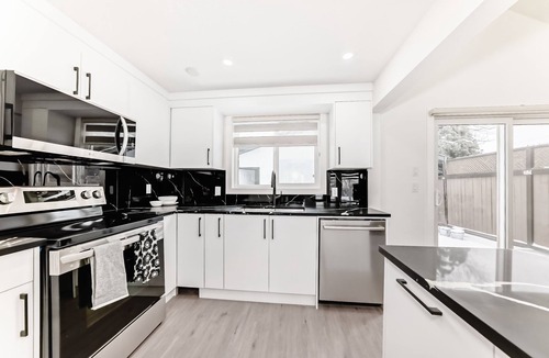 Calgary House | Spacious 6BR Home, BBQ, Backyard & A/C