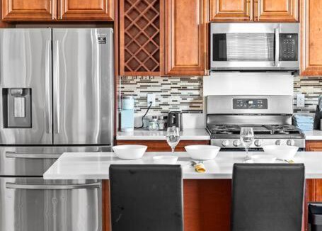 Quincy Apartment | Spacious 6BR Quincy Apt - Balcony, Kitchen, Laundry, near Beach & Red Line 555