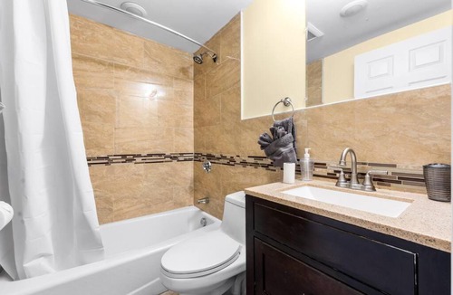 Quincy Apartment | Spacious 6BR Quincy Apt - Balcony, Kitchen, Laundry, near Beach & Red Line 555