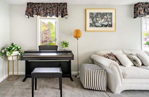 Randolph House | Spacious 6BR Randolph Retreat - Pet-Friendly & Near I-93 & Route 24 Access 35