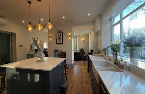 Aldermaston Wharf House | Spacious 7-Bed Country Estate AC. Sleeps 22. Hot Tub. Near London&Wedding Venues