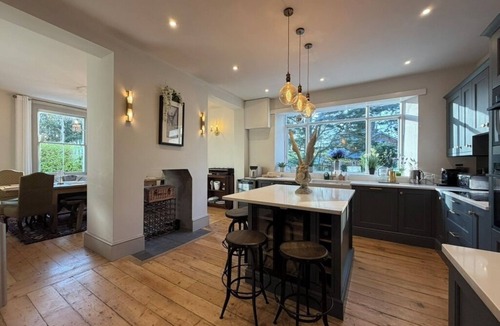 Aldermaston Wharf House | Spacious 7-Bed Country Estate AC. Sleeps 22. Hot Tub. Near London&Wedding Venues